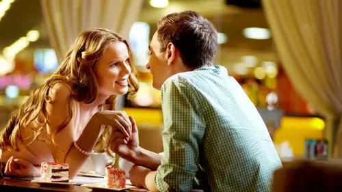 Как понять, что кто-то точно влюбляется в вас: 3 тонких признака