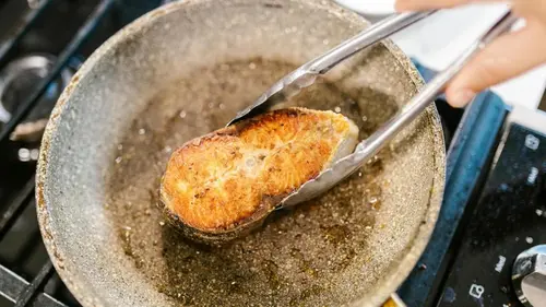 Зачем перед жаркой рыбы лить на сковороду лимонный сок: что будет, если этого не делать