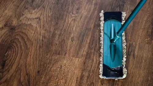 Как мыть пол без разводов и липкости: профессиональные уборщики поделились своими методами