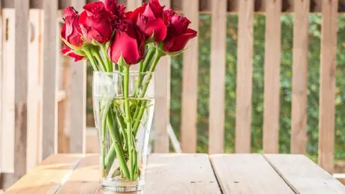 Цветы простоят дольше: что добавить в вазу, чтобы букет не завял через неделю