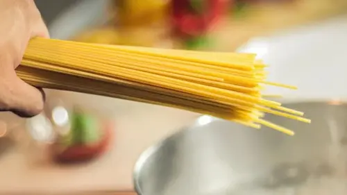 Шеф-повар поставил точку в дискуссии: нужно ли промывать водой сваренные макароны