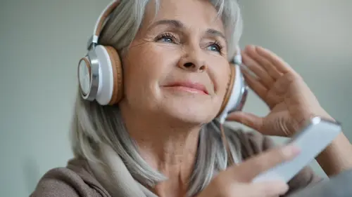 Почему песни, которые вы слушали в 13-18 лет, запоминаются сильнее других: объяснения психологов