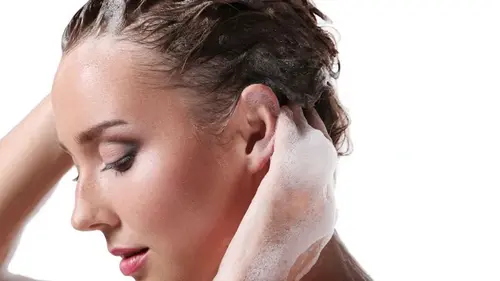 Чтобы тонкие волосы были густыми и объемными, добавляйте это в шампунь во время мытья головы