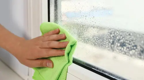 Зачем смекалистые хозяйки натирают окна хлебом: что это дает