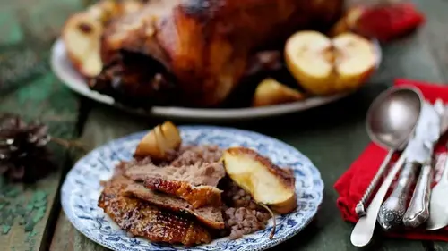 Утка, фаршированная гречкой и яблоками: рецепт для праздничного ужина