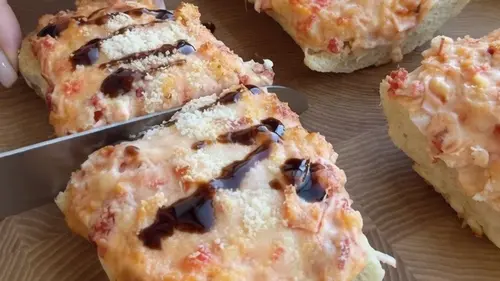 Рецепт горячего багета с крабовой начинкой, который можно приготовить за 20 минут