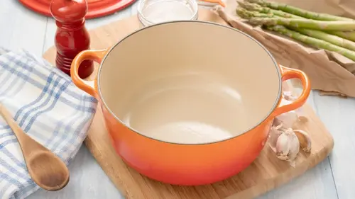 Даже большой скол еще можно исправить: чем заделать поврежденную эмаль на посуде