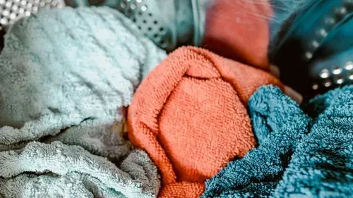 Почему полотенца становятся жесткими после стирки: главные ошибки ухода