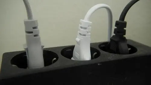 12 приборов, которые нельзя подключать к удлинителю, чтобы не сжечь квартиру