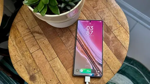 Почему батарея смартфона «умирает» за год-два: виновата одна привычка зарядки