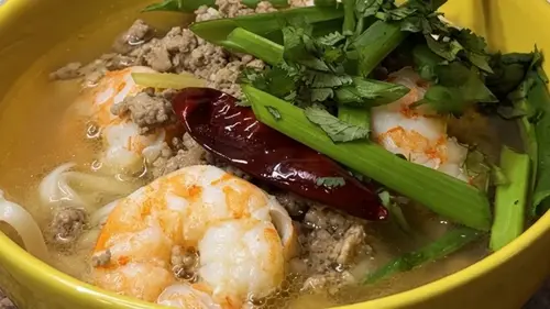 Рецепт легкого китайского супа с фаршем, креветками и лапшой, который хочется готовить снова и снова