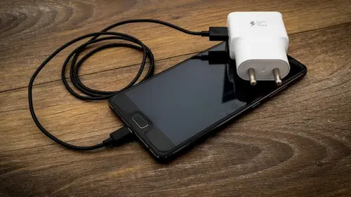 Почему зарядные кабели ломаются: эксперты назвали главные ошибки пользователей