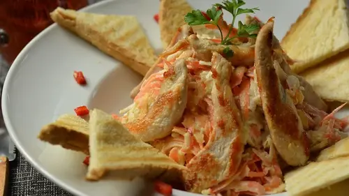 Салат с курицей, морковью, сыром и яйцами