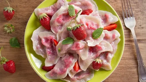 Как приготовить вареники с клубникой на пару