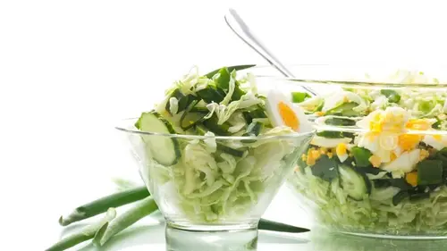 Салат из молодой капусты с огурцом и яйцом: рецепт полезного сезонного блюда