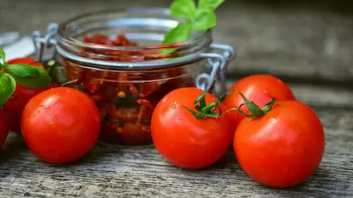 Сладкие и сочные: какие сорта помидоров считаются лучшими