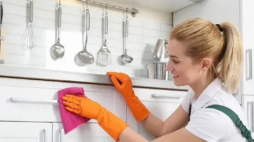Как избавиться от жира и налета на кухне за считанные минуты: мебель будет чистой очень долго