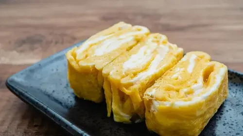 Яичный рулет с сыром: рецепт изящного завтрака