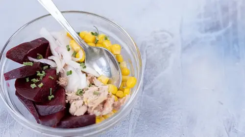 Рецепт cалата из свеклы, тунца, кукурузы и маринованных грибов