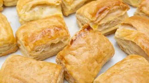 Слойки с творогом и сыром: рецепт: быстрая закуска из готового теста