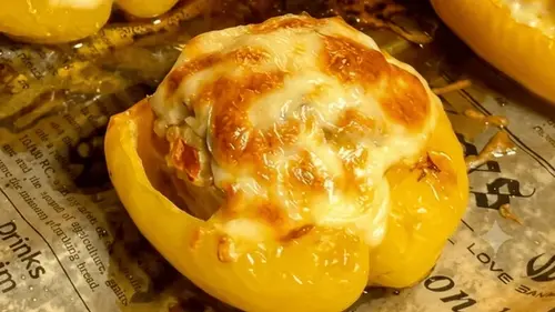 Запеченные фаршированные перцы с сырной корочкой — рецепт вкусного ужина