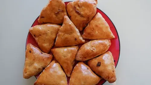Домашние пирожки с клубникой, как в детстве: выпечка по бабушкиному рецепту