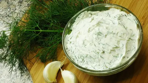 Домашний соус из укропа и сметаны: к картофелю, мясу и овощам