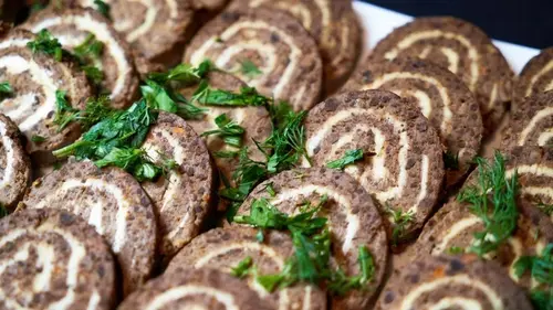 Печеночные рулеты с творожным сыром: рецепт оригинальной закуски для праздничного стола