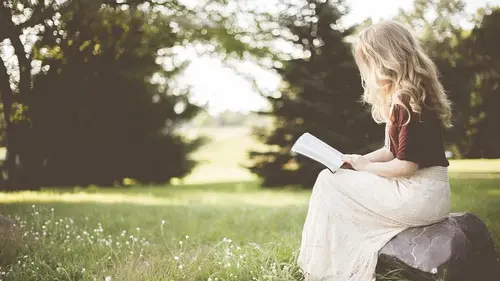 Почему люди перечитывают одни и те же книги вместо новых: ответ психологов