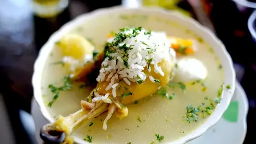 Никогда не кладите это в бульон: три части курицы, которые точно испортят ваш суп