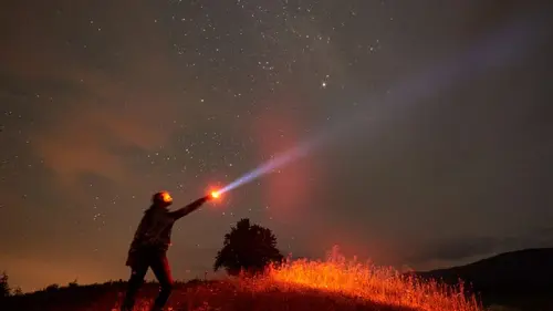 Военные и астрономы используют фонарик с красным светом, и вот почему