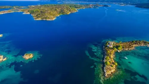 В Греции есть остров, где вода теплая почти круглый год и практически нет ветра