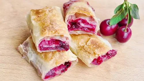 Штрудель из лаваша с вишней и творогом: как приготовить вкусный сезонный десерт