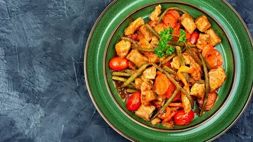 Курица, тушенная со стручковой фасолью, сладким перцем и морковью: рецепт для быстрого ужина