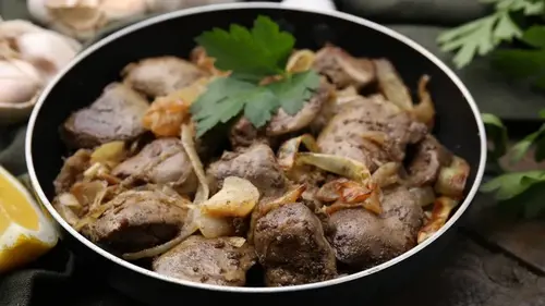 Куриная печень с луком на сковороде: простой и бюджетный рецепт
