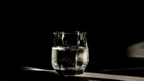 Можно пить воду, которая простояла всю ночь: вот что с ней на самом деле происходит