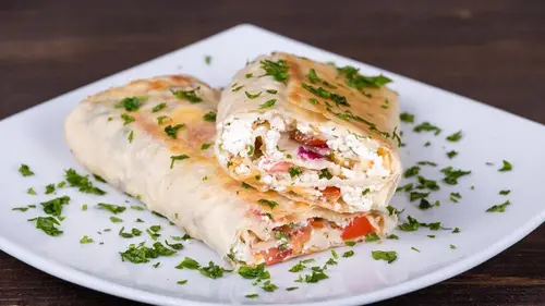 Сытный белковый обед можно приготовить за несколько минут: ролл с курицей