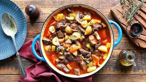 С виду — обычное рагу, на вкус — ресторанное блюдо: как приготовить такой ужин