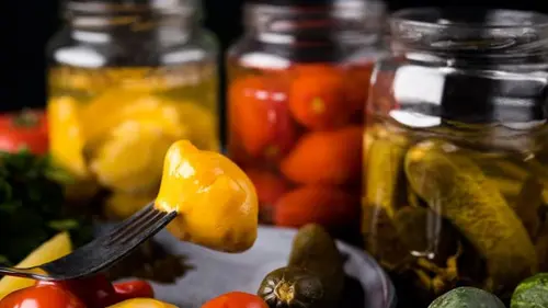 5 роковых ошибок при домашней консервации: рассол мутнеет и срывает крышки