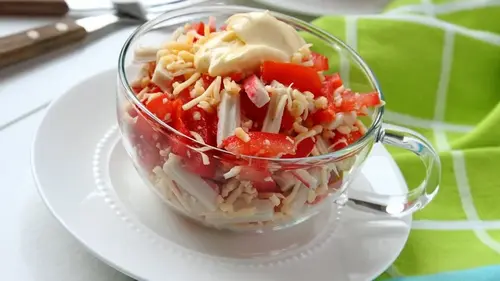 Салат с крабовыми палочками, помидорами и сыром: простой и быстрый рецепт