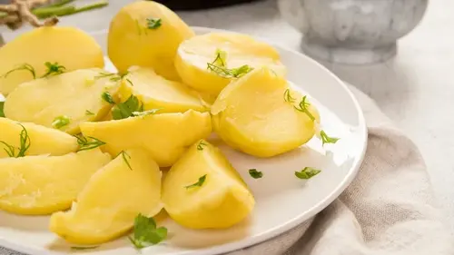 Чтобы сделать вареный картофель в разы вкуснее, добавьте эти два копеечных продукта