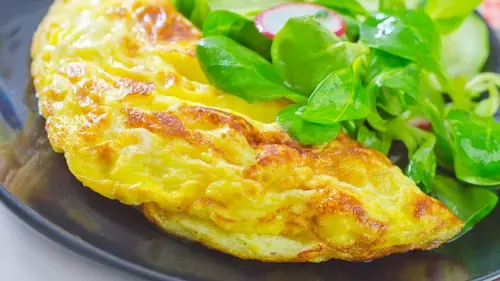 Омлет получится воздушным и вкусным: повара назвали ингредиент, который добавляют вместо молока