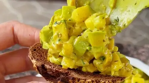 Как приготовить кабачки с грибами в сырном соусе