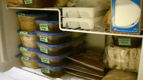 4 продукта, которые никогда не стоит хранить в морозильной камере: где вместо этого