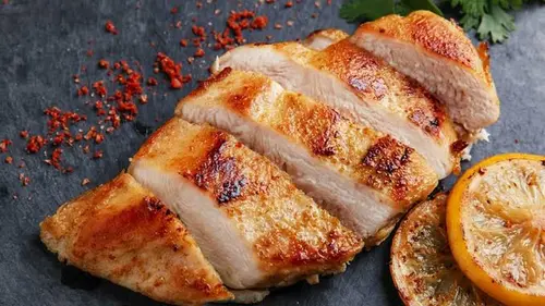 Сухая куриная грудка останется в прошлом, если знать несколько секретов ее приготовления.