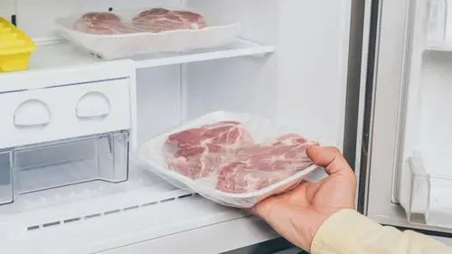 Как долго можно хранить сырое мясо в морозильной камере: ответ вас удивит