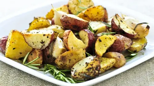 Как приготовить картошку в кожуре вкусной и хрустящей: шеф-повар раскрыла главный секрет