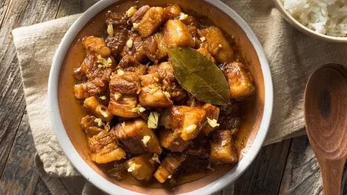 Мясо, тушенное в сливовом соусе: рецепт роскошного горячего блюда