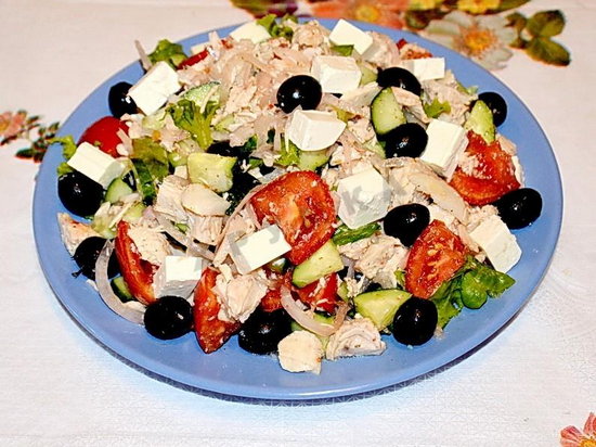 Салат с помидорами, перцем, ветчиной и маслинами (рецепт)
