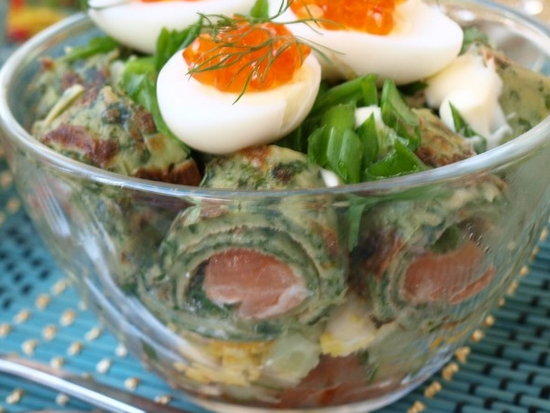 Салат с блинчиками с сёмгой и овощами (рецепт)